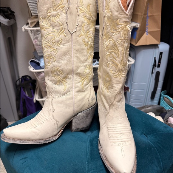 Chic Cream Embroidered Cowgirl Boots - Picture 2 of 7
